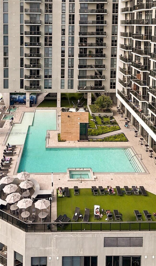 Building Photo - 221 SW 1st Ave