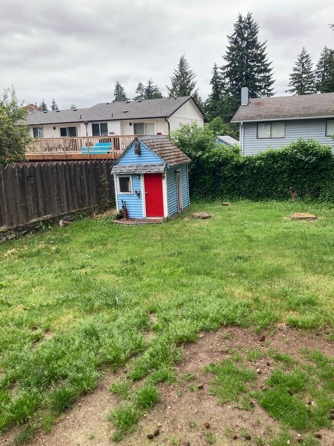 Building Photo - Cozy 4-Bedroom 1.5 Bath Gem with Fenced Ya...