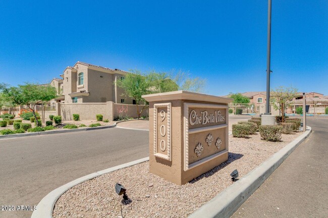 Building Photo - 900 S Canal Dr