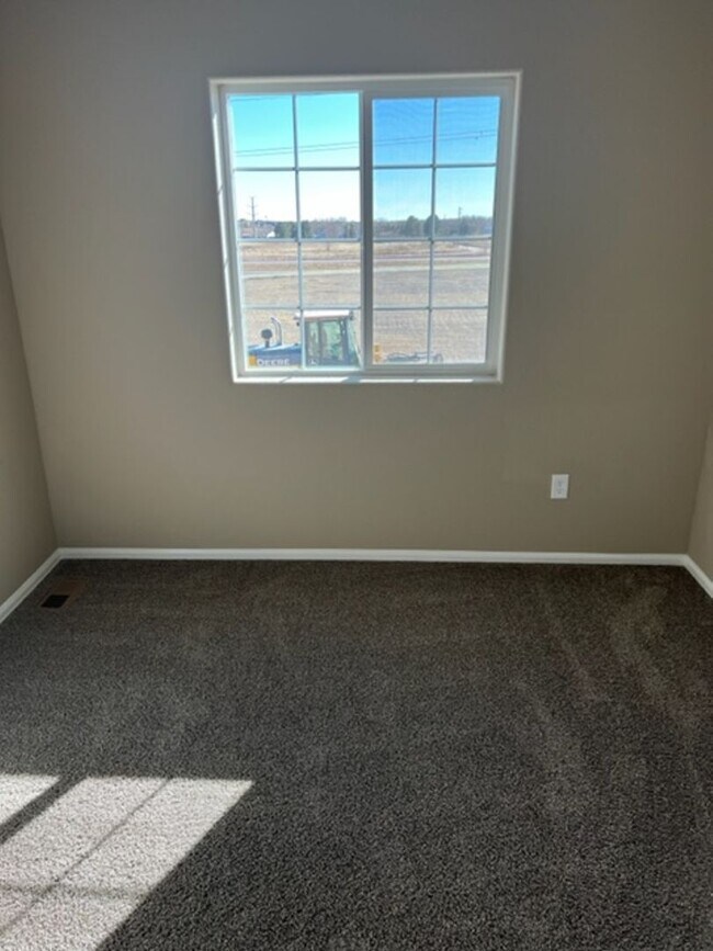 Building Photo - PRACTICALLY NEW 3 Bedroom Townhome