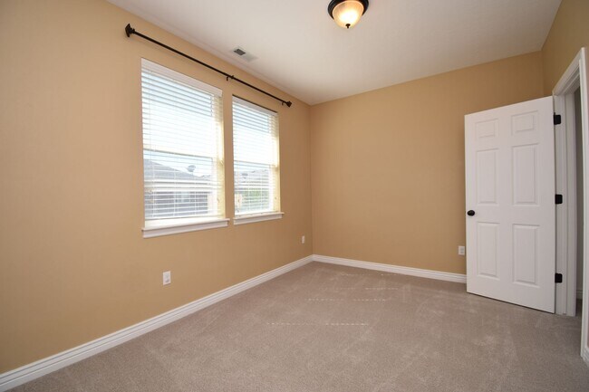 Building Photo - 5 Bed 3.5 Bath House next to TopGolf!!!