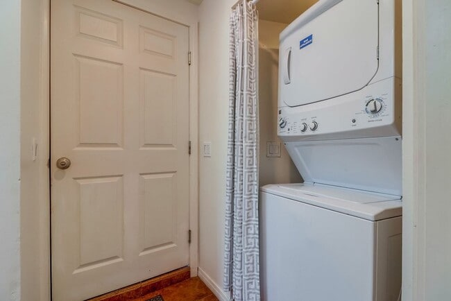 Building Photo - Private Rooftop Deck South Mission Beach