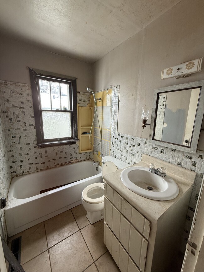 Building Photo - 1512 N Walnut Grove Ave