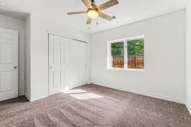 Building Photo - 3 Bedroom 1 bath Duplex available in Loveland