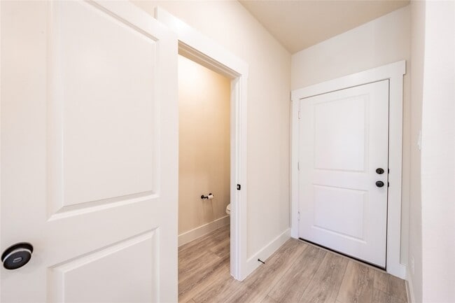 Building Photo - 813 Emerling Dr