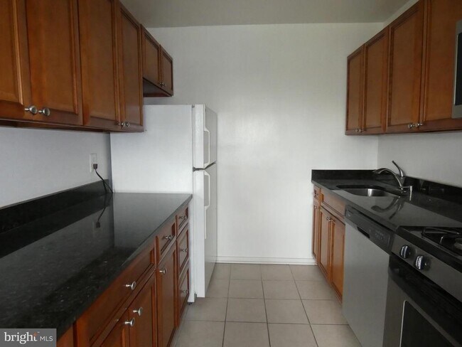 Building Photo - 1300 S Arlington Ridge Rd