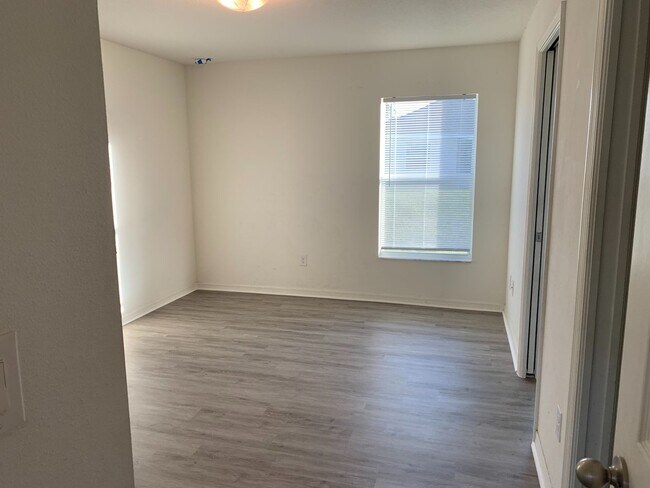 Building Photo - Well maintained 3/2/2 with pond view and community pool