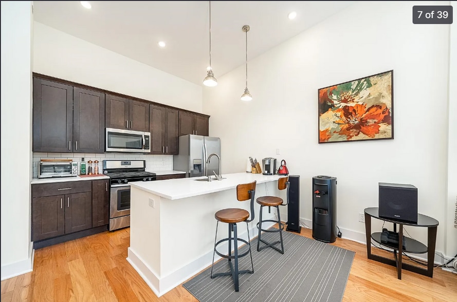 Building Photo - 209 Hutton St