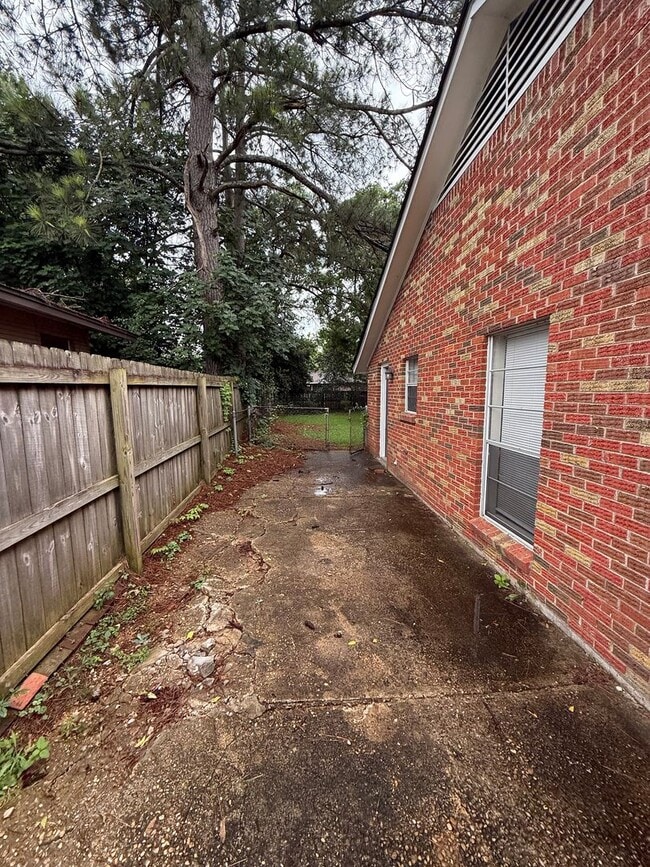 Building Photo - 5712 Roxboro Dr