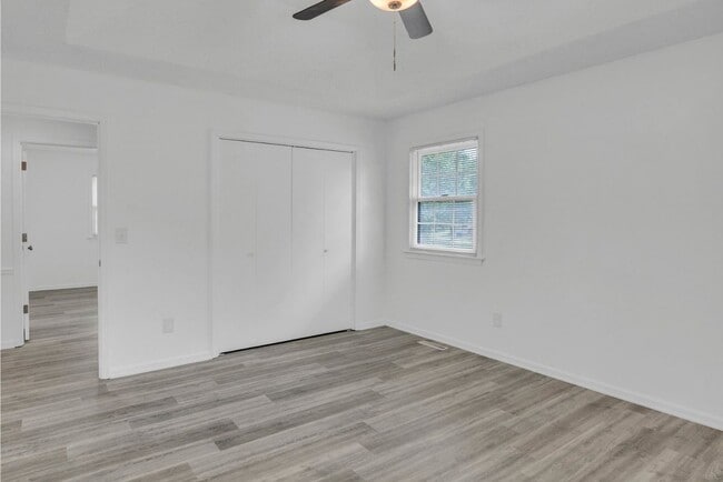 Building Photo - 405 S Montclaire Dr