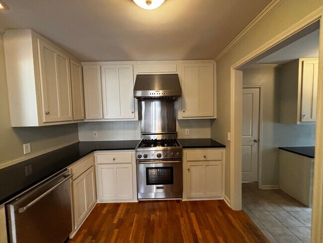 Building Photo - Brookside Charmer on secluded dead end street, just a 2 minute distance to restaurants, shopping ...