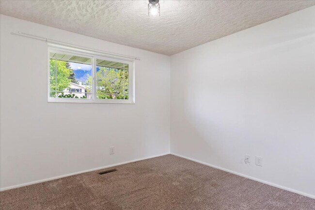 Building Photo - Perfect Family Home! 5 Beds, 3 Baths in Pl...