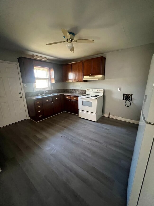 Building Photo - 327 Cornelius Ave