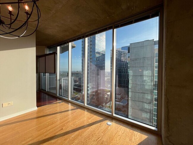 Building Photo - 301 Demonbreun St