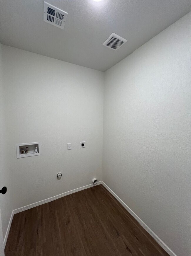 Building Photo - NEWER 4 BEDROOM HOME!