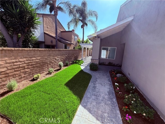 Building Photo - 6 Leda