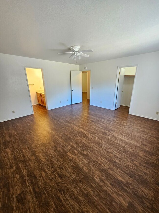 Building Photo - 2356-2356 Bushnell St