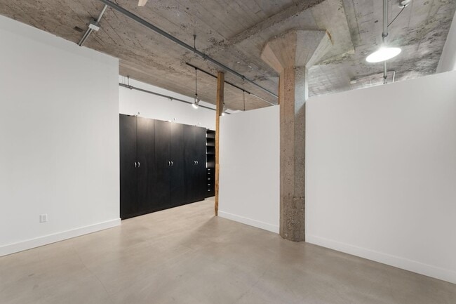 Building Photo - 718 N Washington Ave