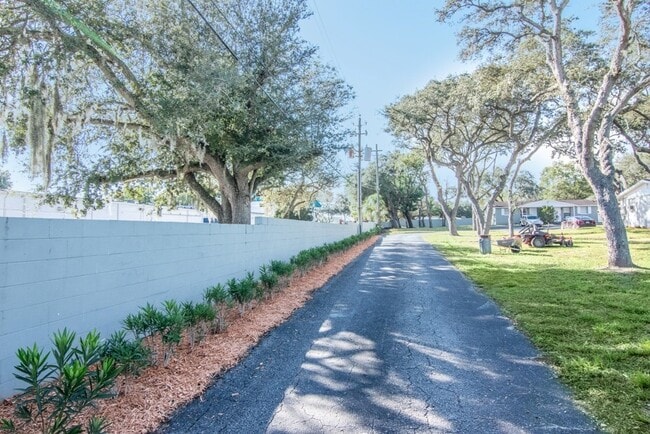 Building Photo - Newly Renovated and Remodeled - 2 Bedroom 1 Bath for Lease in Brandon, FL