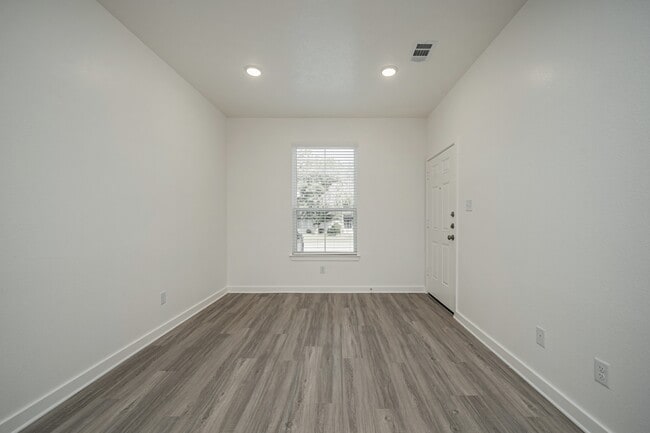 Building Photo - 1608 W 5th St