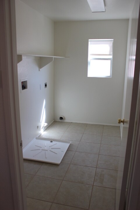 Building Photo - BEAUTIFUL LARGE 5 Bedrooms, 2.75 Bathrooms Home