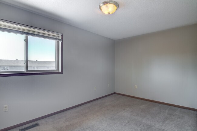 Building Photo - 3203 Oak Knoll Dr