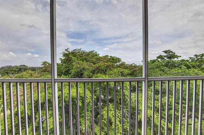 Building Photo - 250 Jacaranda Dr