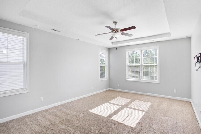 Building Photo - Townhome with Screened Porch!