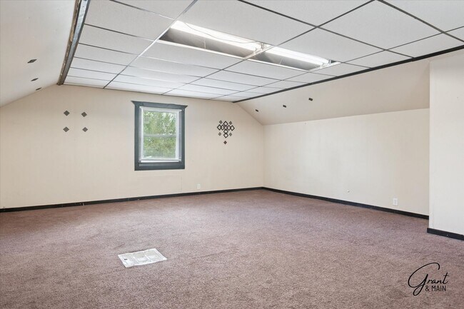 Building Photo - $1,200 - Large East Side 3 Bedroom