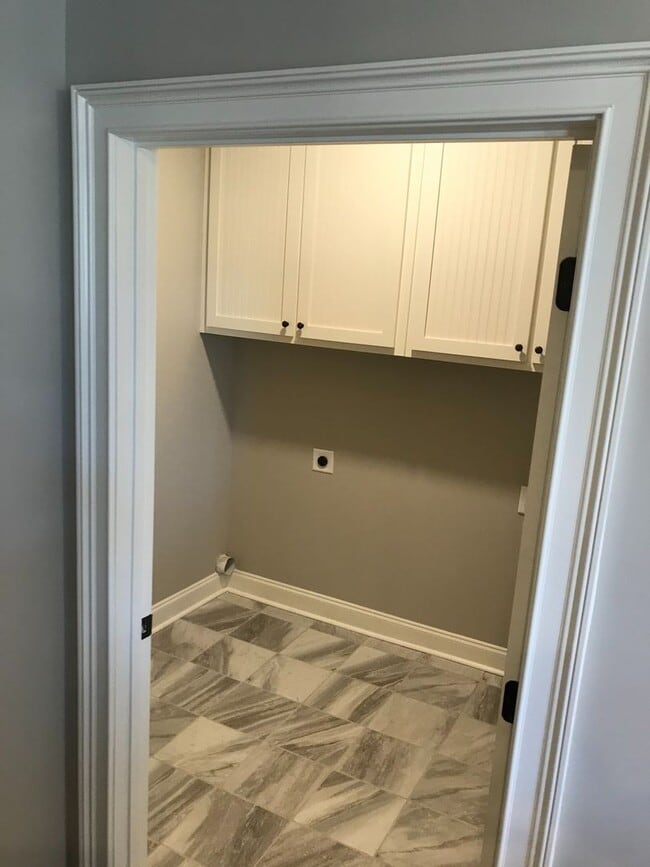 Building Photo - Townhome Available for August!