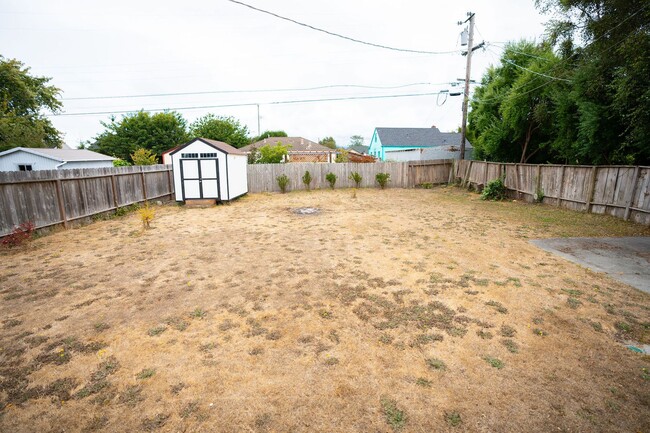 Building Photo - Gorgeous Two Story Home in Eureka!