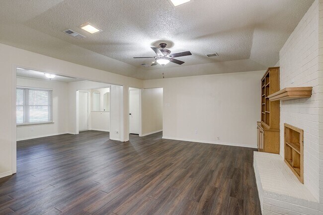 Building Photo - Amazing 4 Bedroom 2, Bath Home in Desirabl...