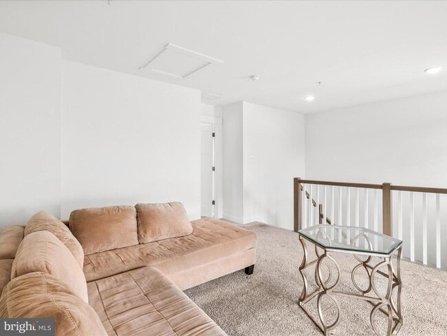 Building Photo - 404 Waverley Dr