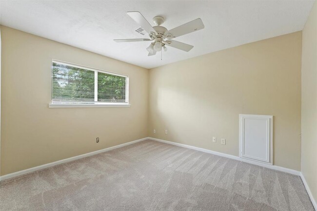 Building Photo - 11806 Gardenglen Dr