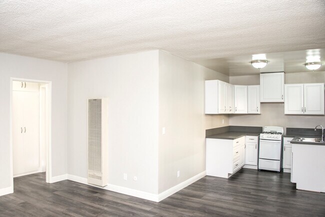 Building Photo - 734 Mountain St