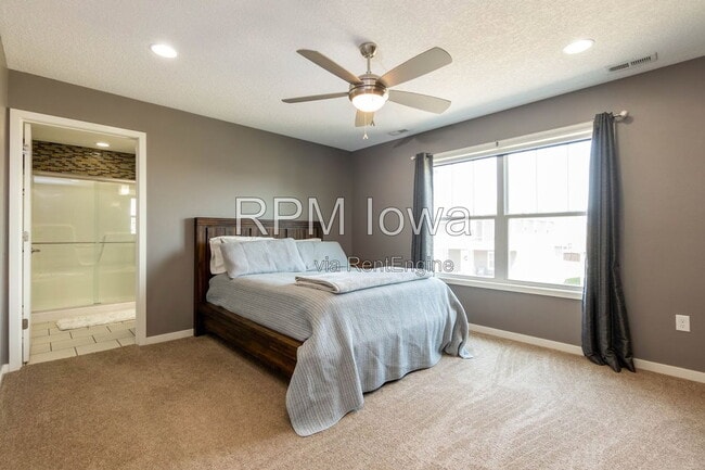Building Photo - 1651 SW Arlan Dr