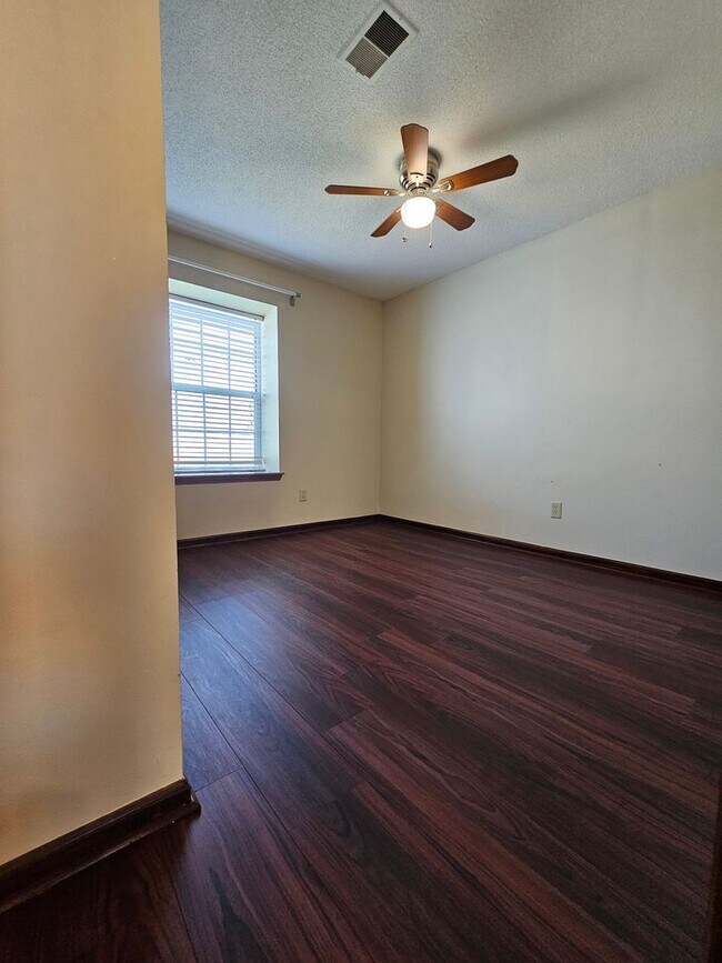 Building Photo - 508 Independence Ct