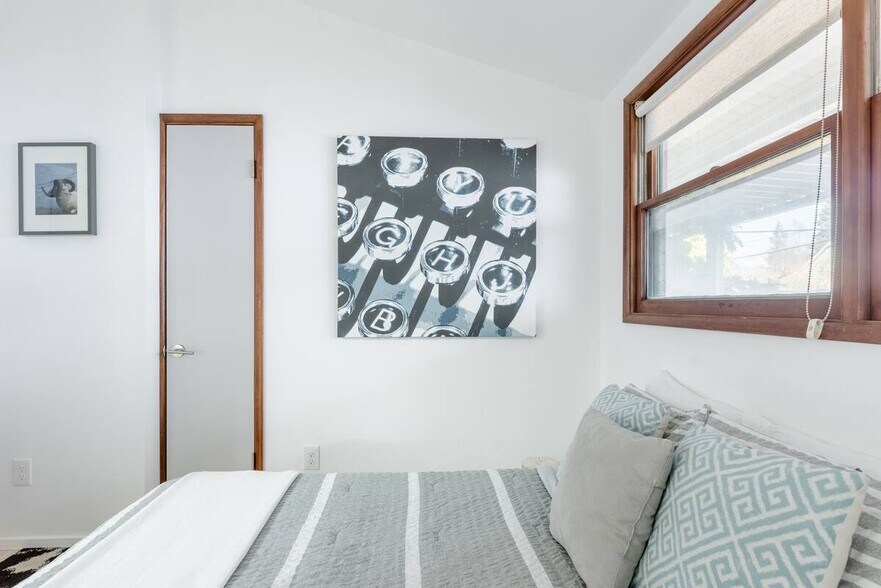 Building Photo - 4633 N Gantenbein Ave