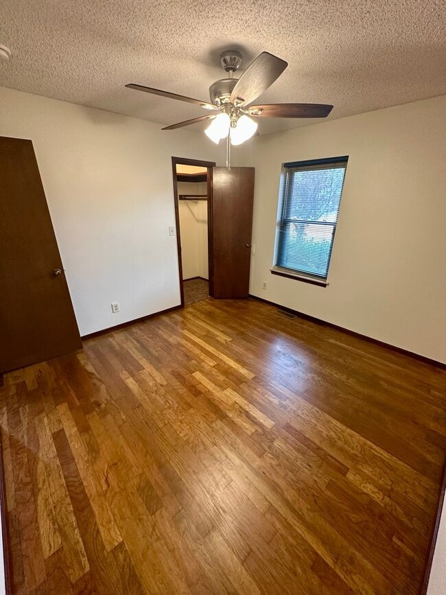 Building Photo - Immaculate major remodeled executive home in West Norman