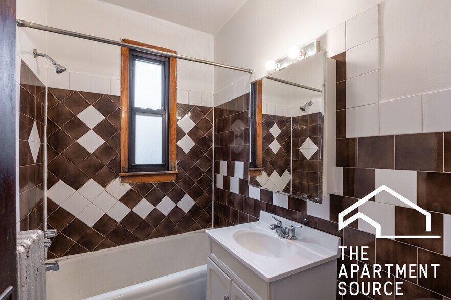 Building Photo - 4635 N Paulina St