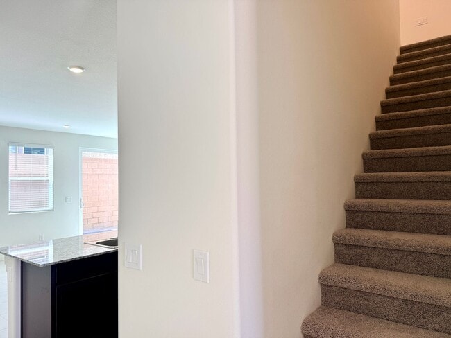 Building Photo - Modern 3BR Home - Prime Location