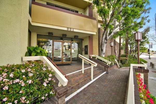 Building Photo - 321 S San Vicente Blvd