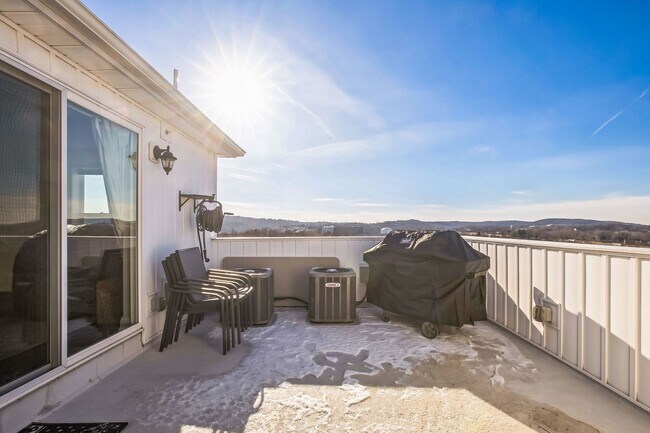 Building Photo - Gorgeous Conshohocken 3 Bedroom, 2.5 Bath END Unit Townhome With Amazing Views!