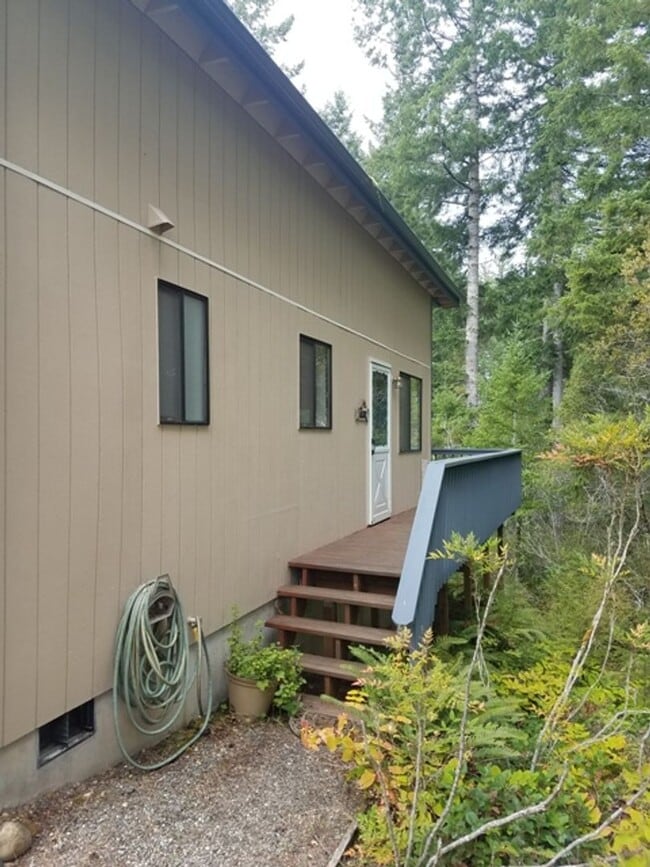 Building Photo - Beautiful home located on Emerald Lake