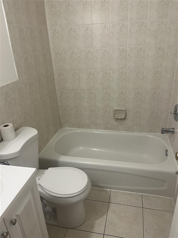 Full Bathroom 1 - 112 Hillyer St