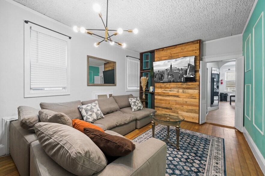 Primary Photo - 84 W 42nd St