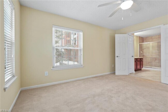 Building Photo - 240 Fox Hollow Dr