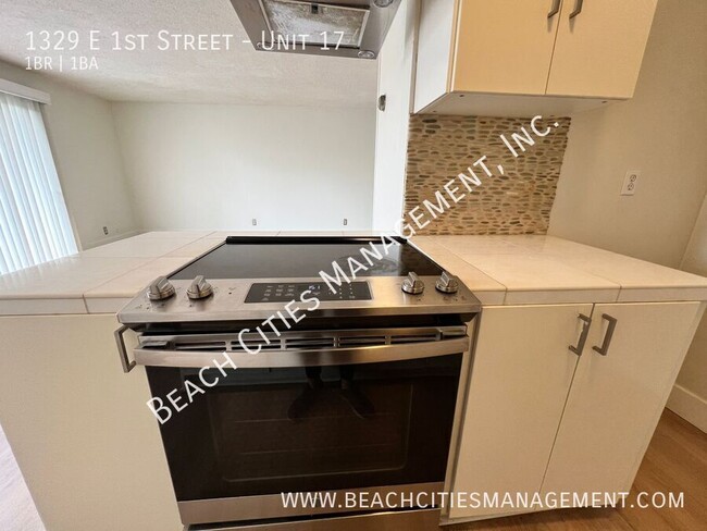 Building Photo - Stunning 1 Bedroom 1 Bath Condo Just One B...