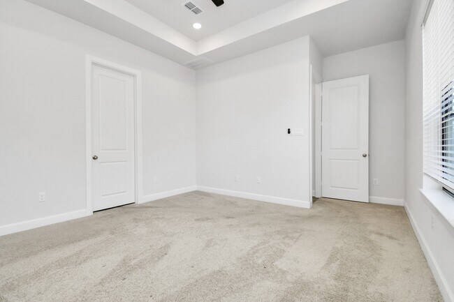 Building Photo - 1535 Park Path Dr