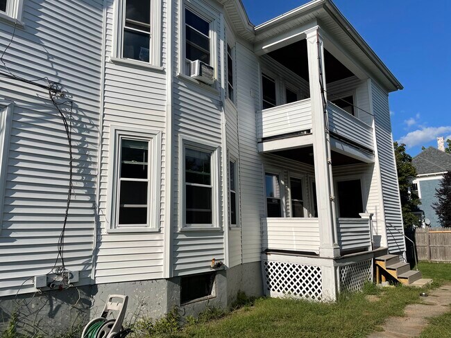 Building Photo - 301 Ash St